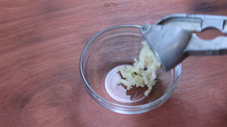 в миске уксус ссолью и сахаром