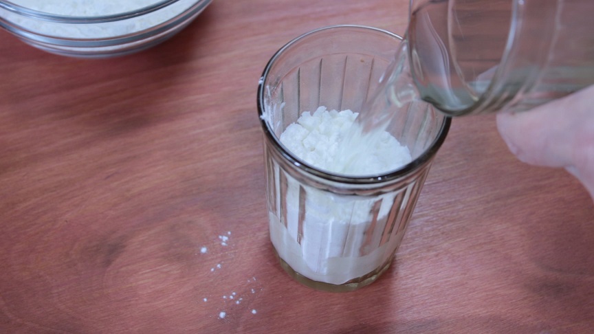 в миске уксус ссолью и сахаром