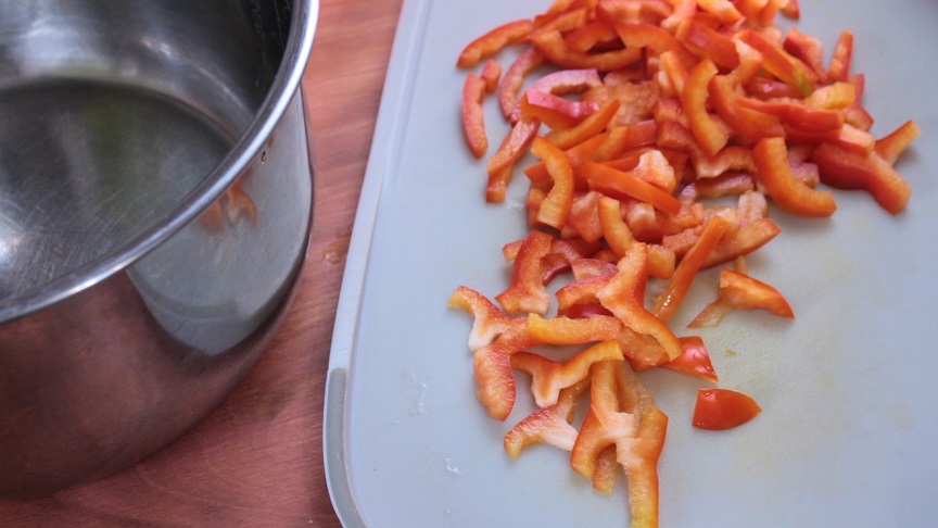 в миске уксус ссолью и сахаром