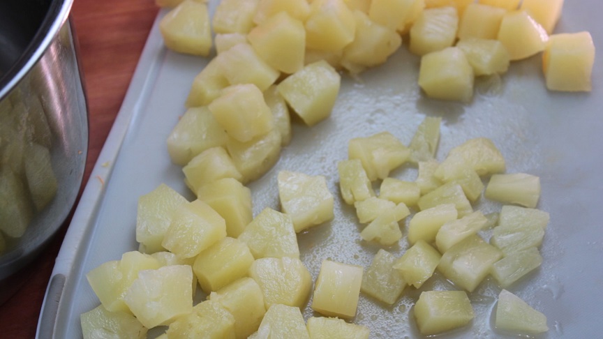 в миске уксус ссолью и сахаром