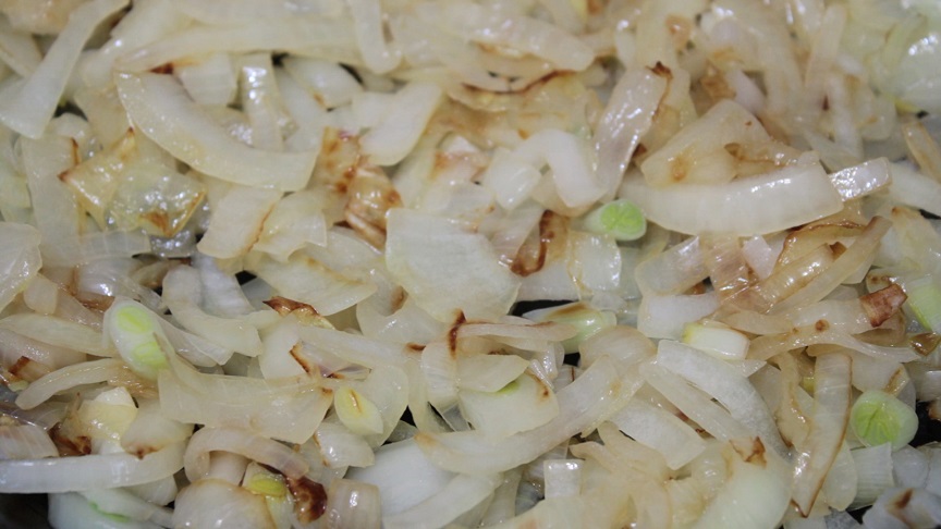 в миске уксус ссолью и сахаром