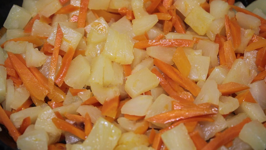 в миске уксус ссолью и сахаром