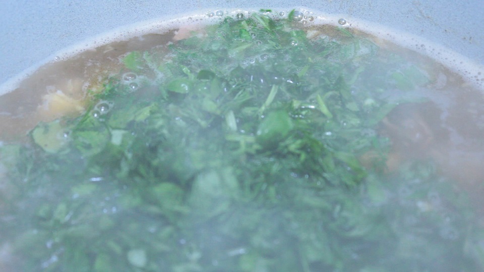 в миске уксус ссолью и сахаром