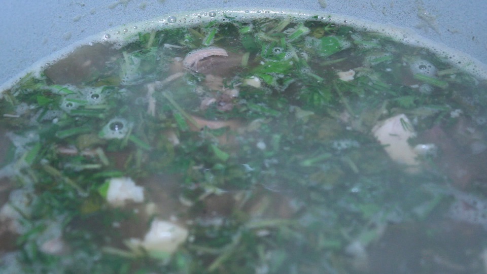 в миске уксус ссолью и сахаром