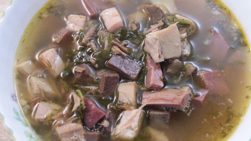 в миске уксус ссолью и сахаром