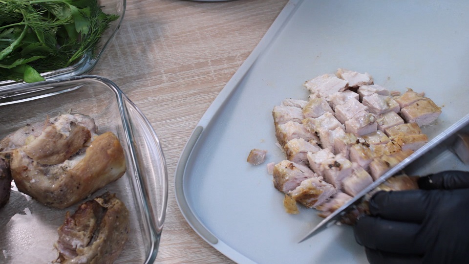 лук репчатый мелко нарезать 