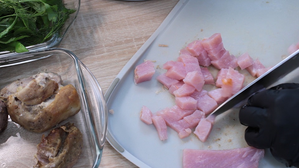 лук репчатый мелко нарезать 