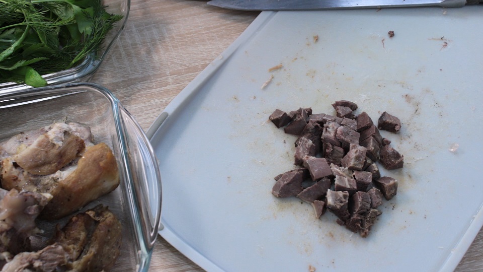 лук репчатый мелко нарезать 