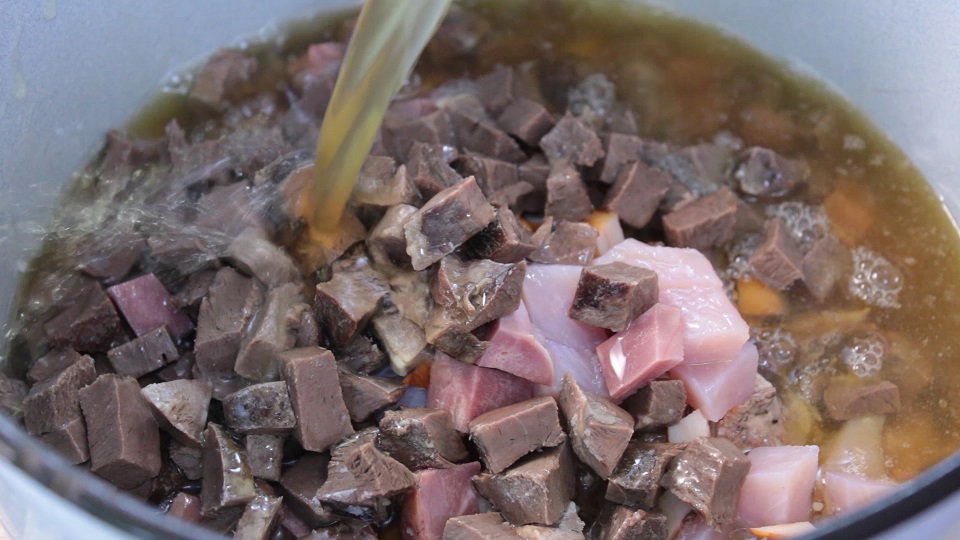 в миске уксус ссолью и сахаром