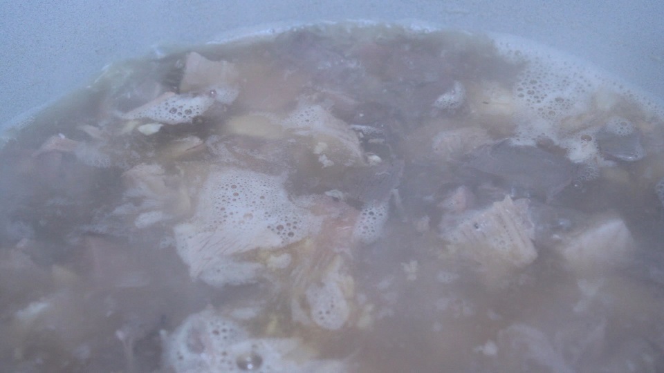 в миске уксус ссолью и сахаром