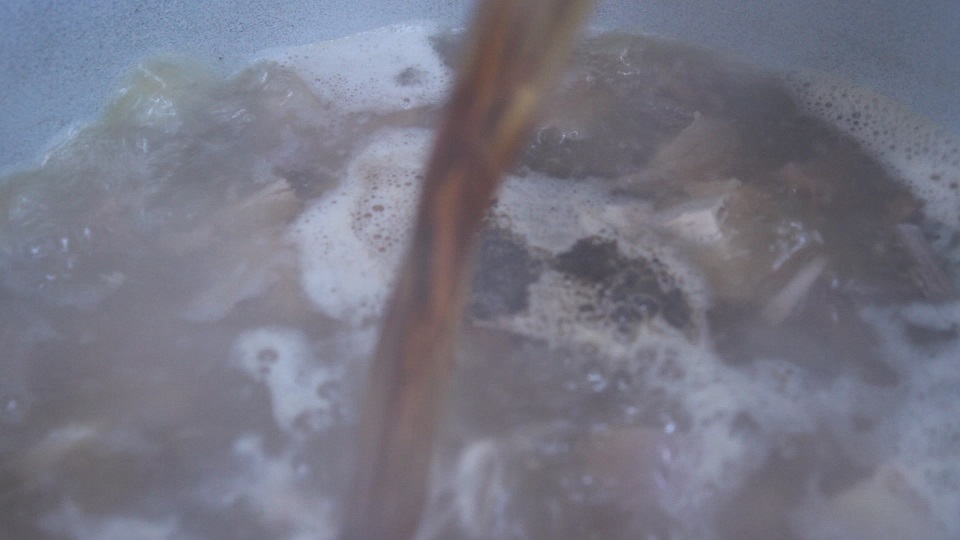 в миске уксус ссолью и сахаром