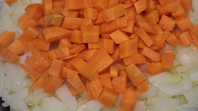 репчатый лук и морковь нарезанные