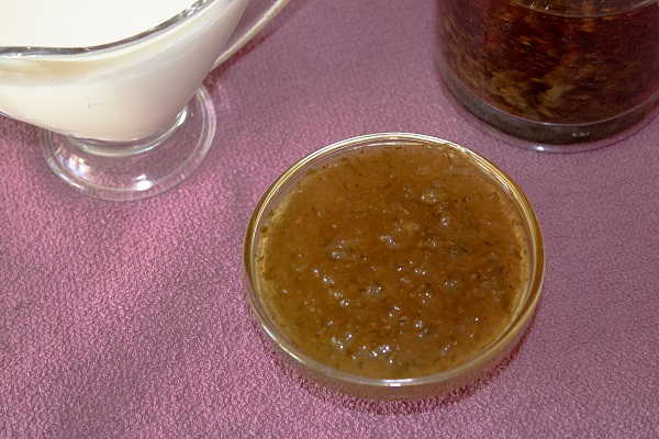 варенье из огурцов с чаем из иван-чая и соусником с молоком