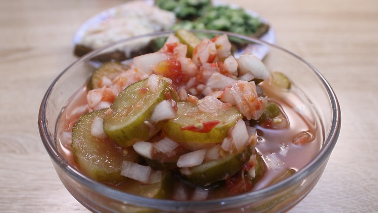 готовая закуска в стеклянной миске