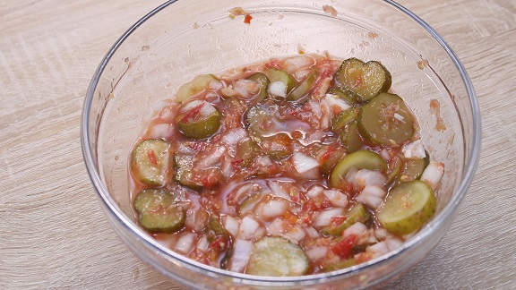 перемешанная закуска в стеклянной миске