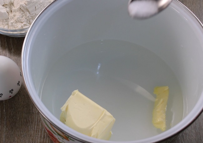 в кастрюле вода со сливочным маслом и солью нагреть вскипятить на огне