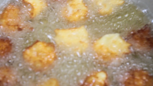 во фритюре жаряться кусочки картофельно-заварного теста