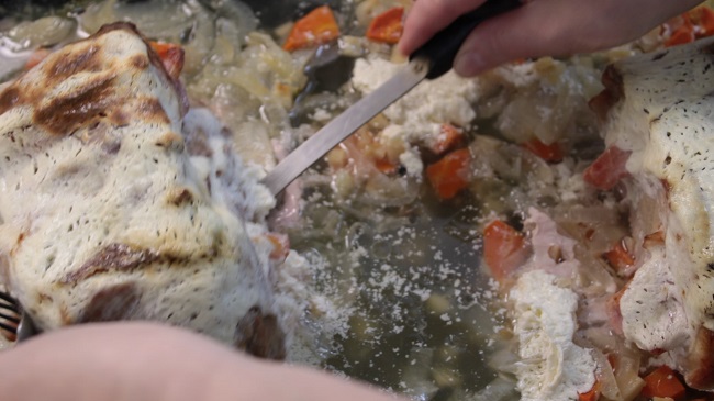 запечённое мясо переложить на сервировочное блюдо