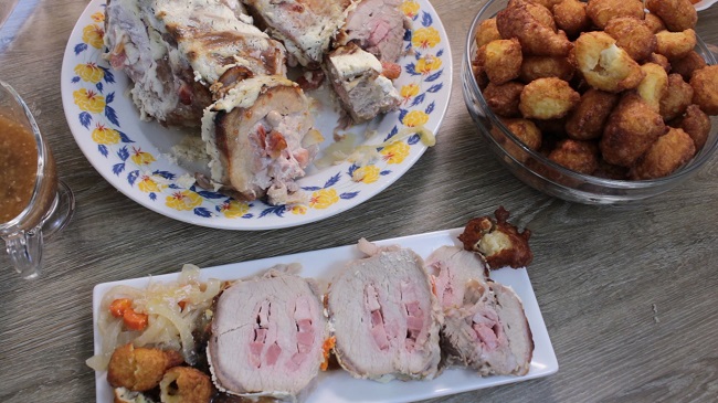 мясо нарезанное порционными кусками с граниром из заварного кратофеля и соусом