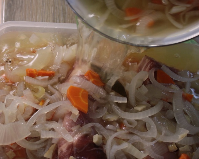 в ёмкости уложены мясо и нарезанные овощи с маринадом