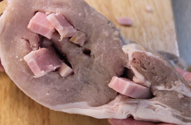 нарезанное мясо с протянутыми соломками бекона