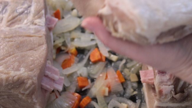 на противне выложены овощи из маринада и маринованное мясо